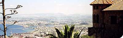 Zu sehen ist die Stadt Haifa mit Hafen von einer Anhöhe aus betrachtet.